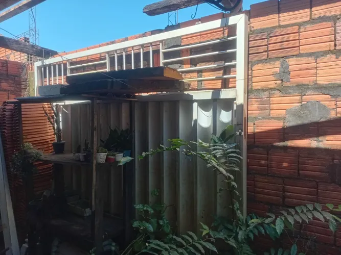 Vende-se este portão todo em alumínio por 600,00 medindo 2,80 X 1,74
