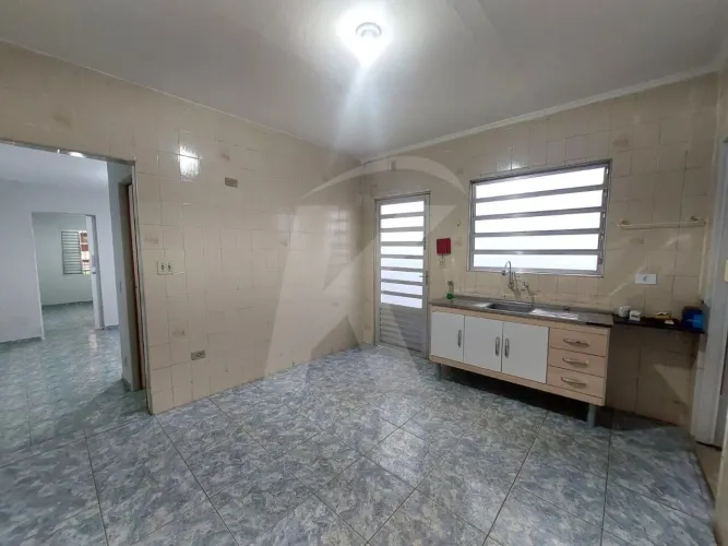 Casa independente com 2 quartos, sala, cozinha, banheiro, 1 vaga de garagem.