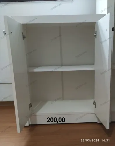 Armário com uma divisória e 2 portas