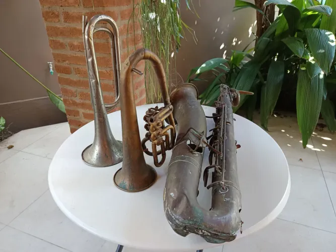 trio de instrumentos de sopro antigos decorativos