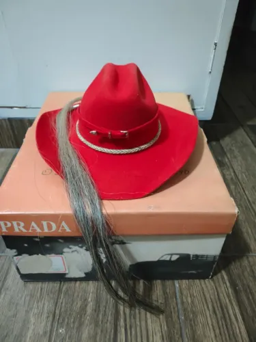 Chapéu Antigo Prada, vermelho, Legítimo Feltro, 100% Lã importada.