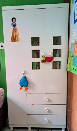 Um guarda roupa