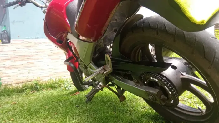 YAMAHA FAZER 250 2006 VERMELHA - POTÊNCIA, ECONOMIA E CONFIABILIDADE!