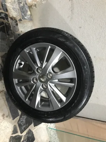 Roda original YARIS ARO 15  pneu 185/60/15 novo 