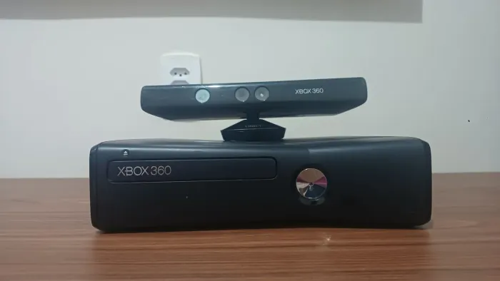 Xbox 360 com 2 controles - Desbloqueado e zerado