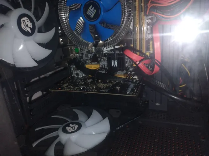 GT1030 2gb DDR5 funciona perfeitamente 