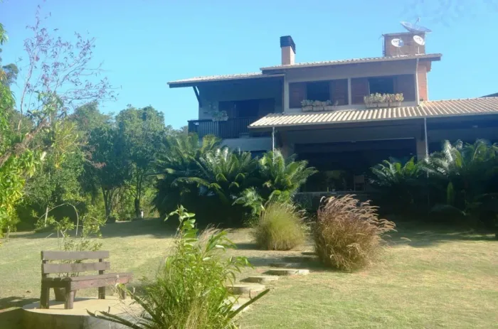 Sítio diferenciado em ótima localização com salão de festas, quadra, casa semimobiliada
