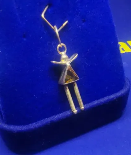 Pingente Pedra Menina Pedra Safira da Riqueza Pernas Móveis Ouro 18 Kilates Peso 1.40 Gram