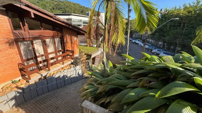 Casa com 2 suíte(s) mais 1 quarto(s) à venda no bairro Saguaçu em Joinville, por R$ 2.200.