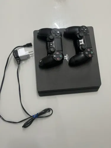 PS4 Slim 500GB + 2 Controles Originai