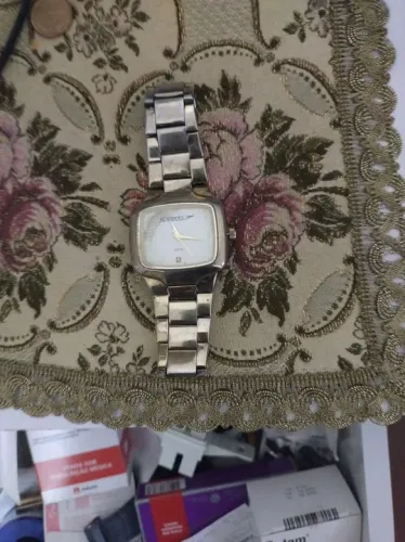 Vendo um relógio ? dourado quartis
