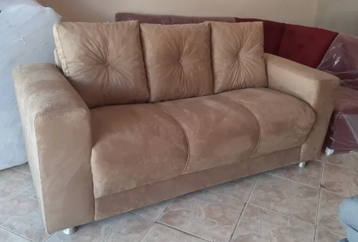 Lindo sofá 3 lugares na promoção !! Entrega e montagem grátis ! 