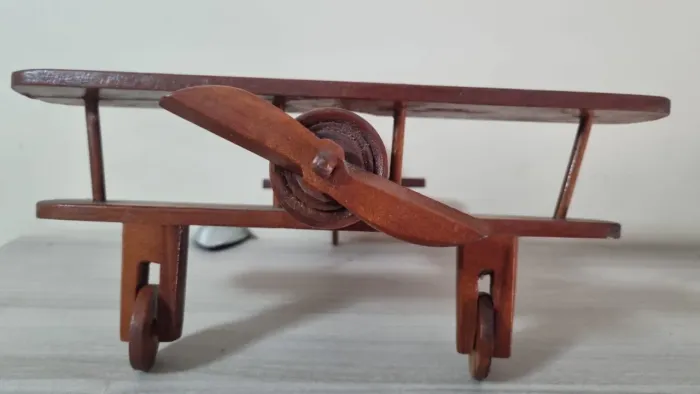 Avião retro colecionável, feito de madeira (Rodas e hélice giratórias)