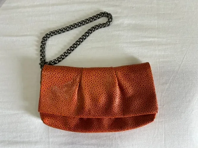 Mini bolsa de mão, da Cori, em tons laranja e Marrom.