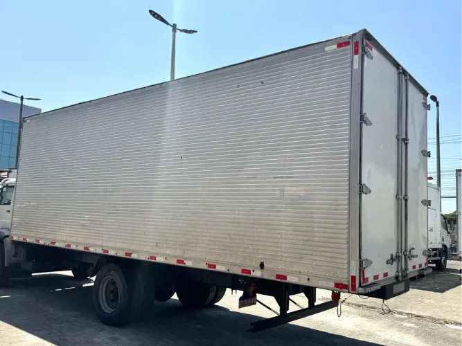 Bau truck 8 metros (piso de ferro)