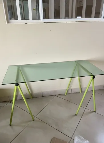 Mesa de Vidro com Cavaletes