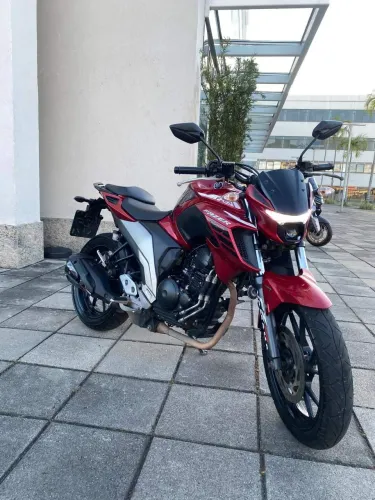Yamaha FZ25 2023 - Potência, Estilo e Economia!