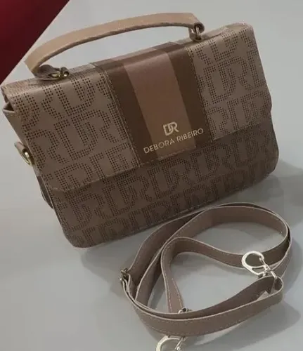 Bolsa Pequena Transversal Débora Ribeiro com alças ajustáveis 