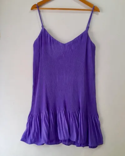 Vestido Curto Colmeia Roxo Plissado de Alcinha com Babado tamanho 38