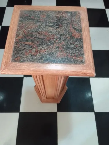 Mesa de Canto com Tampo de Granito