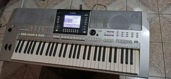 Teclado Yamaha 710