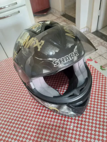 Capacete shark em ótimas condições, recentemente mandado higienizar completo! *