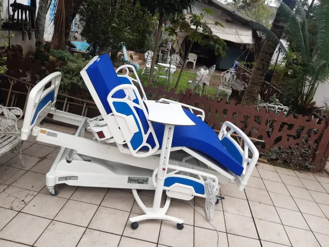 Cama Hospitalar Articulada Elétrica 8 posições poltrona .