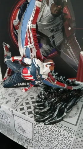 Estátua Captain America Sam Wilson  - The Falcon and the Winter Soldier - Iron Studios
