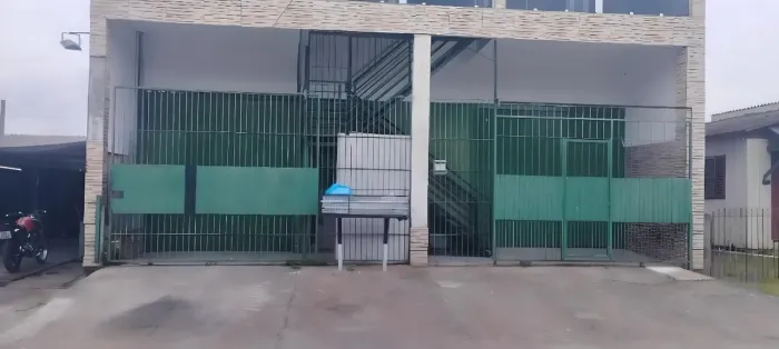 Excelente Pavilhão em ponto comercial com 180m° pé direito 10mts duas portas de levantar!!