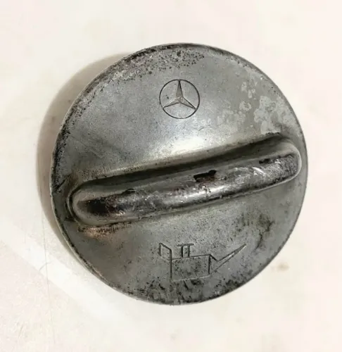 Vende-se Tampa de Óleo de Motor Mercedes Bens original, usada.