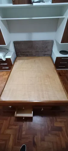 Cama de madeira com cabeceira estofada