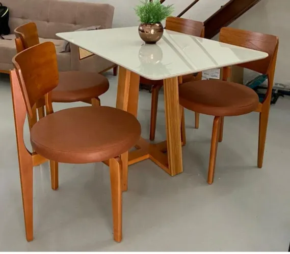 Mesa de Jantar de Madeira com Tampo off white com vidro 4 lugares