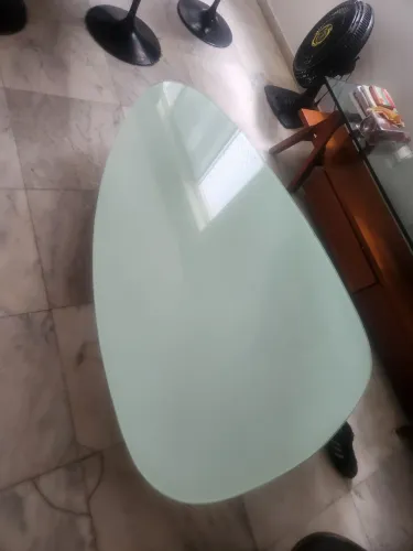 Mesa de centro de vidro com base de alumínio 