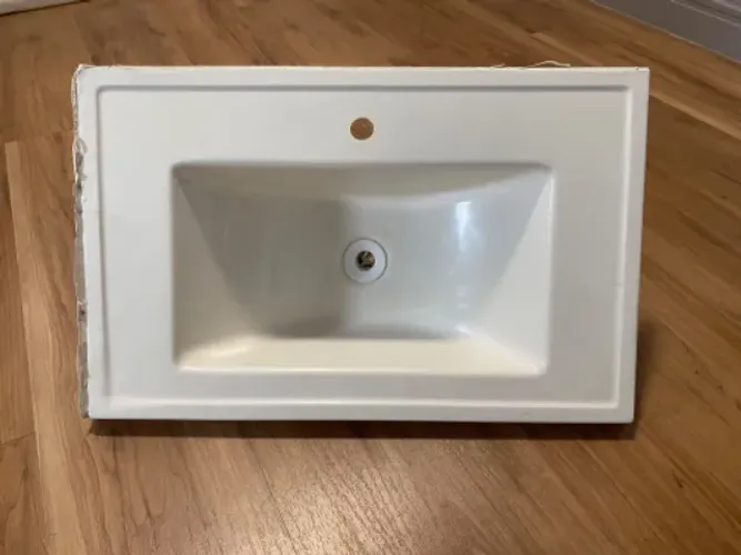 Bancada com cuba integrada para banheiro em mármore sintético Fibromax