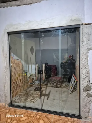 Porta de Vidro Dupla com Design Moderno