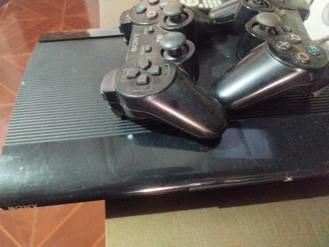 Vendo PS3 desbloqueado com 2 controles
