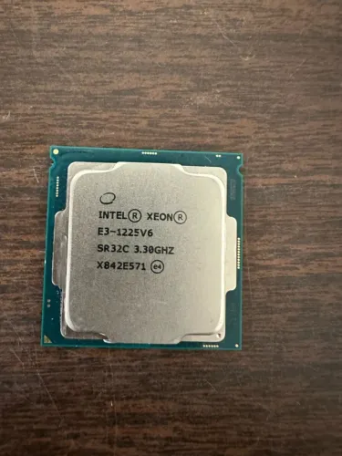 Xeon E3-1225 v6 | 4 Núcleos / 8 Threads | 3.3GHz (Turbo até 3.7GHz) | LGA 1151