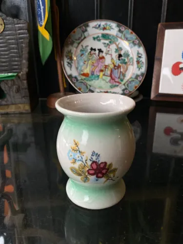 Antiga cuia pequena em porcelana