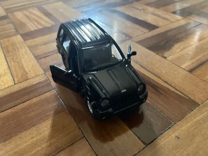 Kit 3 Miniaturas Maisto Jeep Liberty, Volkswagen New Beetle e Hummer H2