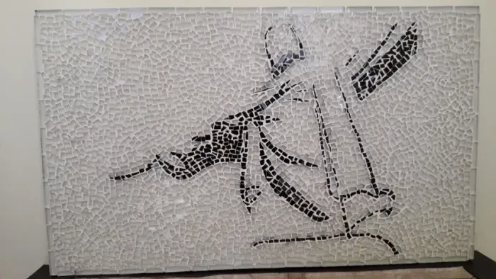 Quadro em mosaico artesanal, em preto e branco, com imagem do Cristo Redentor.