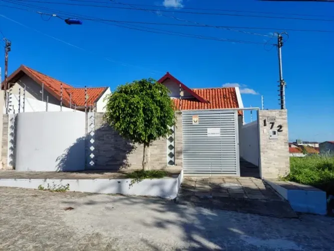 Casa no Catolé- 159m2, 3 Quartos sendo uma suite, 2 Vagas de garagem. 