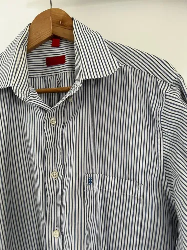 Camisa marca ZOID social listrada azul e branca