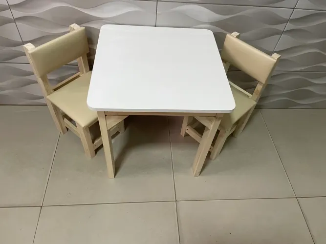 Mesa infantil com baú e cadeiras estofadas