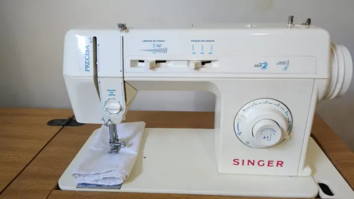 Máquina De Costura Singer Precisa Com Gabinete 127v Elétrica