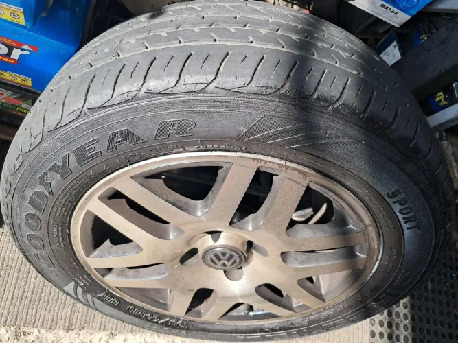 Roda aro 15 Volkswagen Cross preta com diamantado com Pneu 195 60 15 jogo usado 4x100