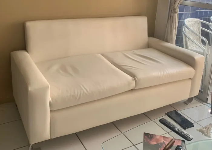 Sofá de 2 lugares em couro branco
