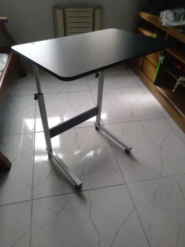 Mesa Altura Ajustavel Rodinhas