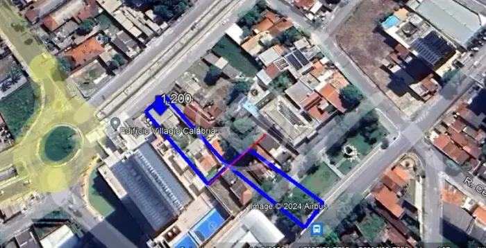 Casa com terreno em excelente localização com 1800m2 de terreno com acesso por duas ruas.
