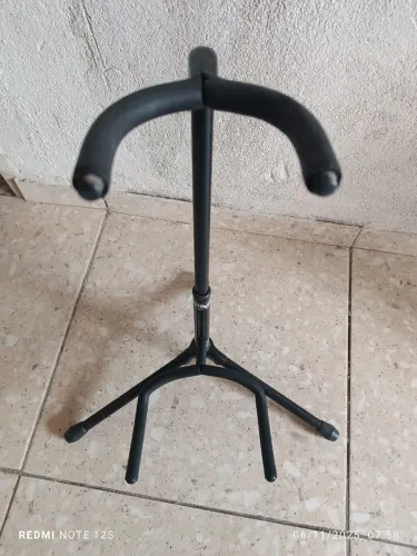 Vendo um suporte de violão i guitarra. 