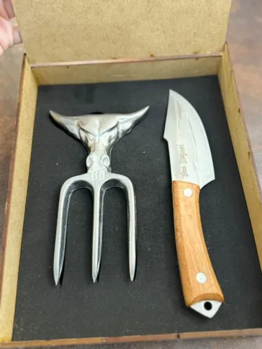 Kit churrasco com faca e garfo de apoio personalizados.